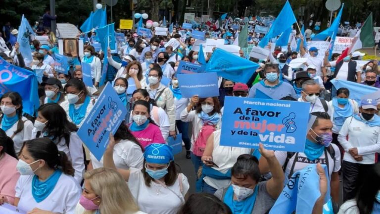 Organizaciones marchan en México para pedir mejores condiciones para la mujer y la vida