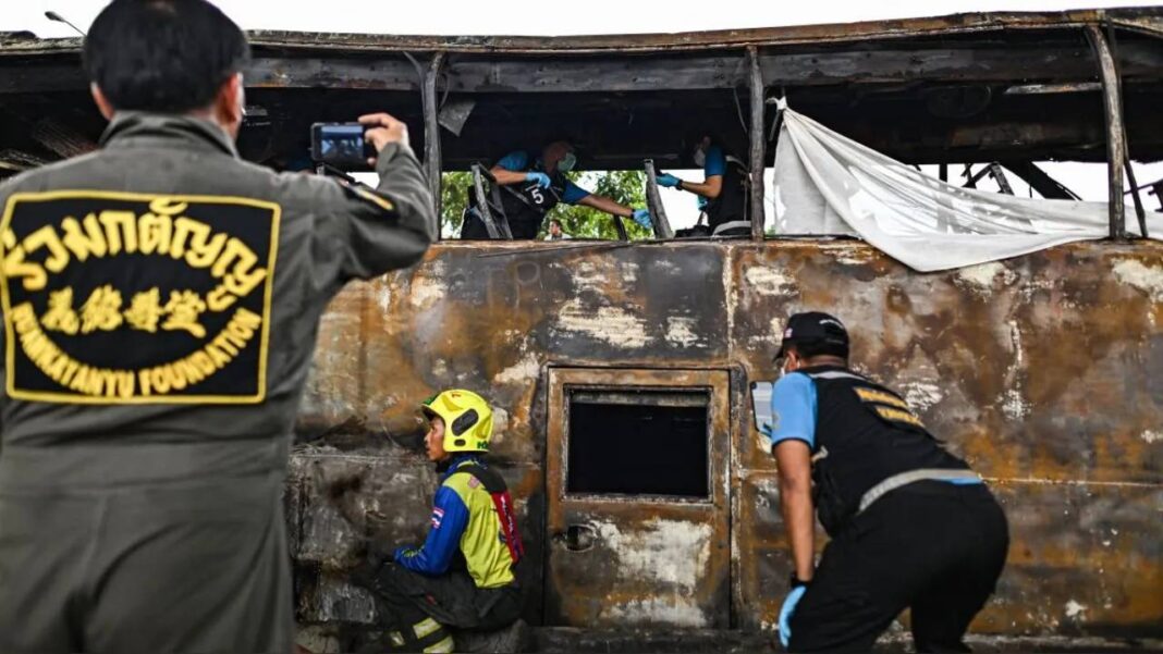 Tailandia recupera los cadáveres de una veintena de escolares tras arder su autobús