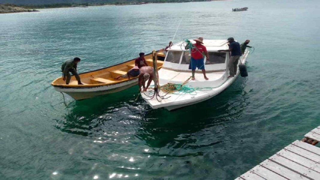 Rescatan en La Guaira a cuatro pescadores que se encontraban en una embarcación a la deriva