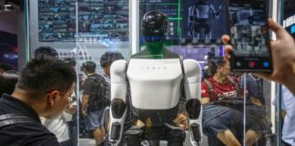 El robot humanoide de Tesla presentado con el Cybercab era controlado remotamente