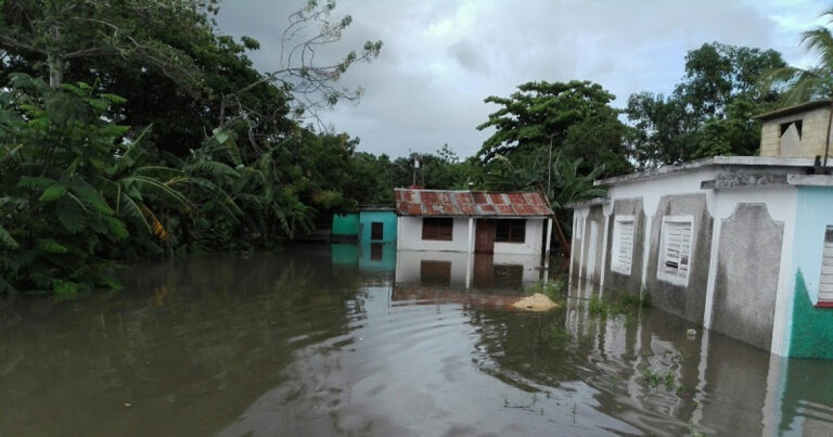 Lluvias por la tormenta Sara causan daños en más de 90 casas en El Salvador