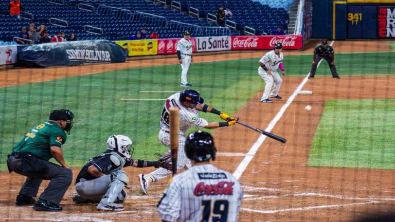 Leones barrió a Caribes para empezar a recuperar el terreno perdido