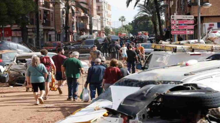 España regularizará a 26 mil migrantes afectados por la dana del año pasado