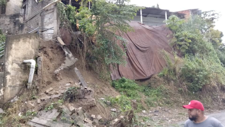 Pared de una casa colapsó en La Guaira por fuertes precipitaciones