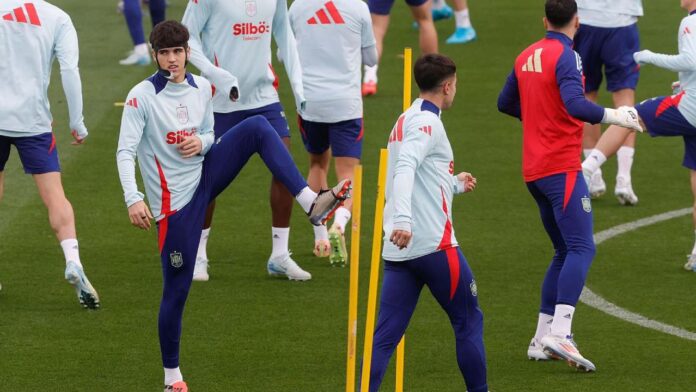 Cubarsí y Morata se suman al grupo en el último entrenamiento antes de la expedición