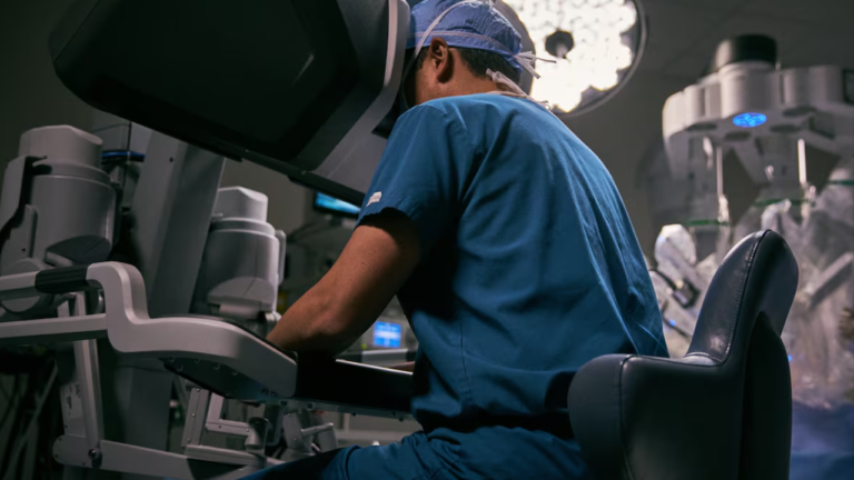 Perú prepara en Brasil a más de 60 especialistas en cirugía robótica