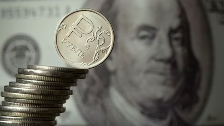 El rublo continúa devaluándose con respecto al dólar