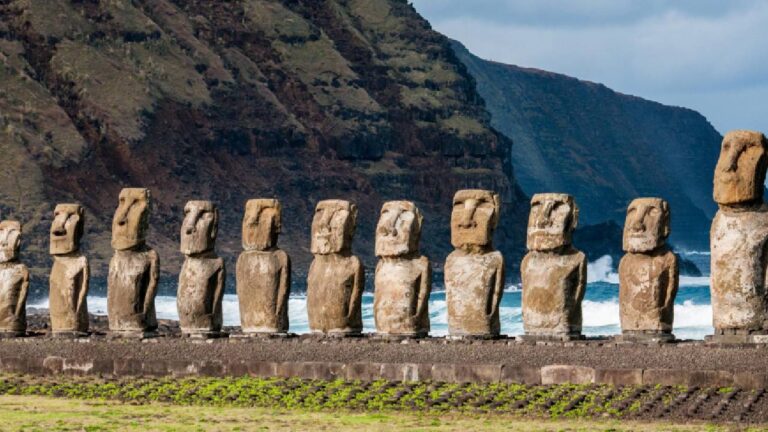 Artistas chilenos transforman moais rapanui en coloridos «embajadores ambientales»