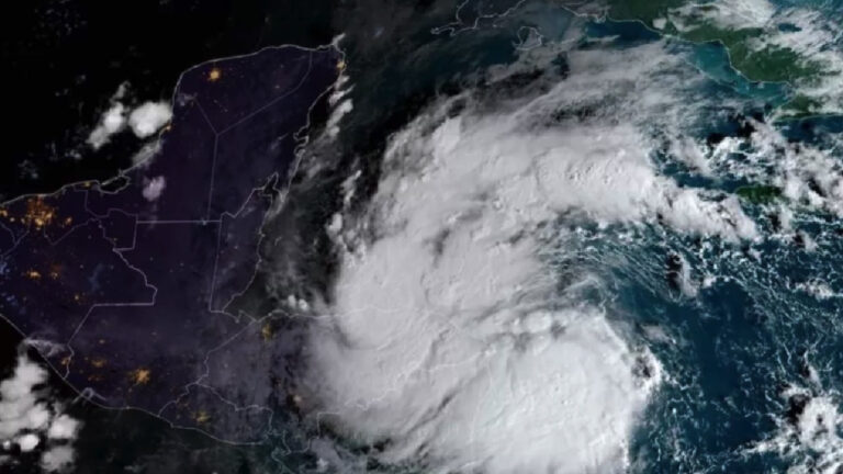 Tormenta Sara mantiene su avance y provoca alerta por fuertes lluvias en el sur de México