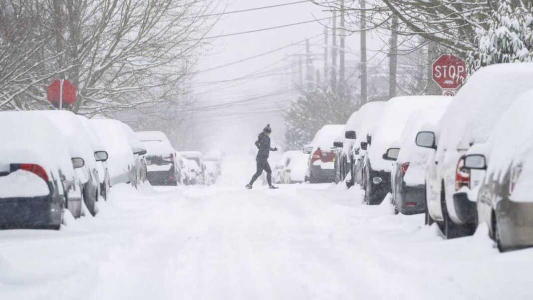 Tormentas de nieve en los Grandes Lagos tienen en alerta a millones de estadounidenses