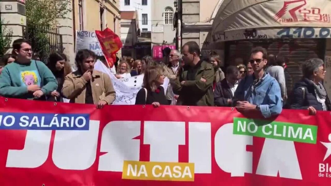 Miles de personas salen a la calle en Portugal para pedir mejores salarios y pensiones