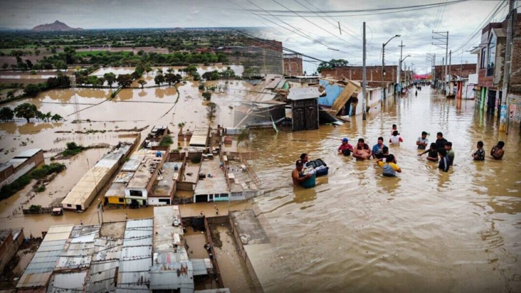 Intensa lluvia en el centro de Perú causó una inundación que provocó la destrucción de 30 casas