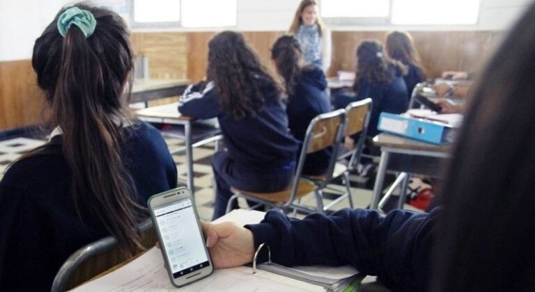 Colegios privados están preocupados por el uso excesivos de los teléfonos