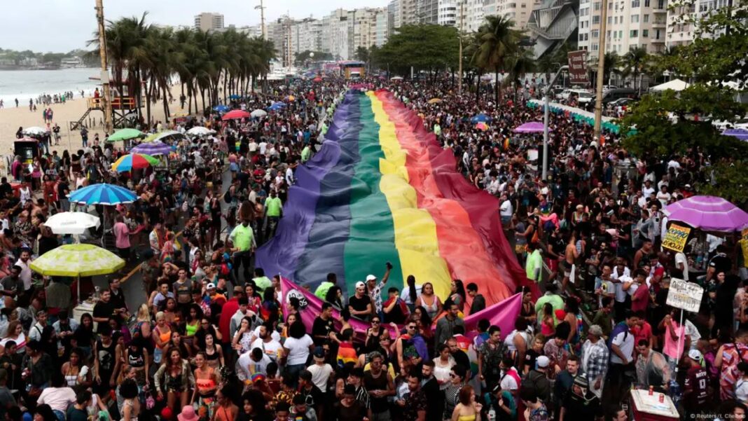 Miles de personas marchan en el Orgullo de Río de Janeiro en contra de la discriminación