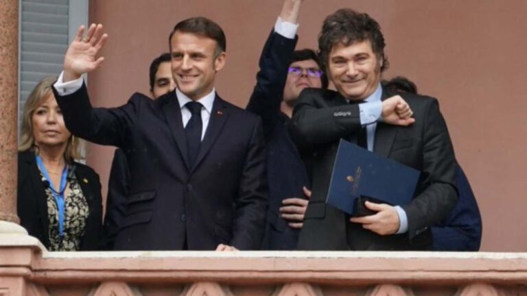 Macron sale al balcón de la Casa Rosada junto a Milei para saludar al público