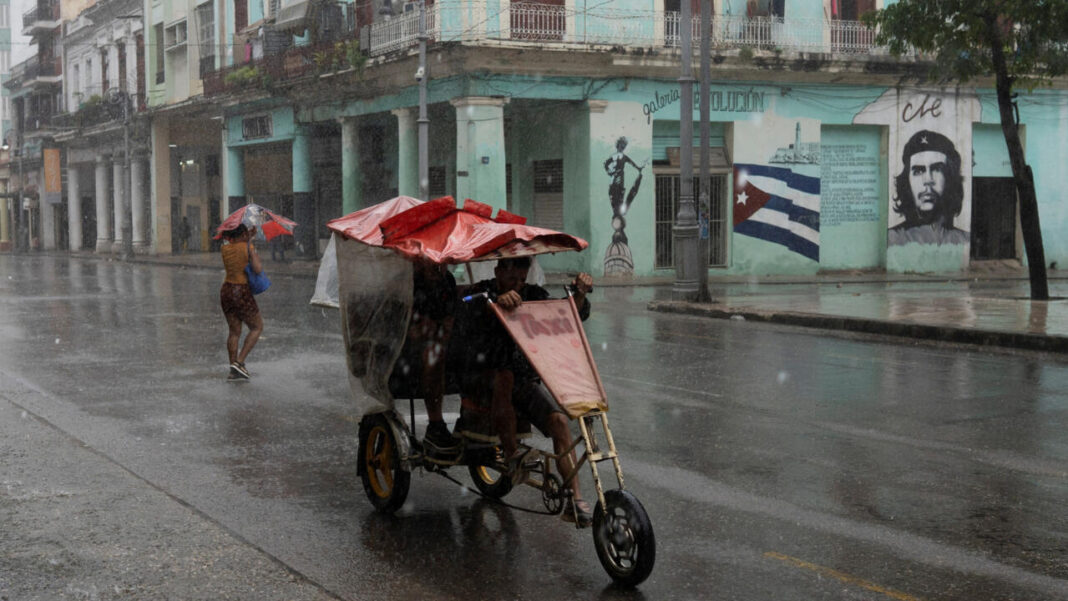 Zona oeste de Cuba recupera gradualmente la electricidad tras el paso del huracán Rafael