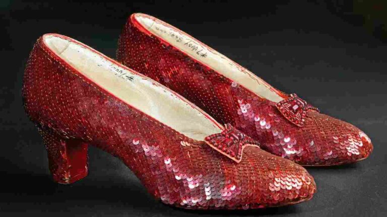 Zapatos rubí de Judy Garland en El Mago de Oz se muestran en Londres antes de su venta