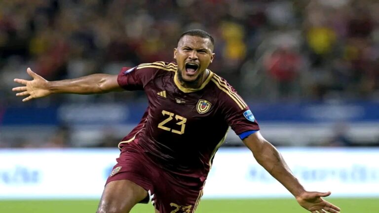 Salomón Rondón está listo para «dar guerra» para llevar a Venezuela al Mundial