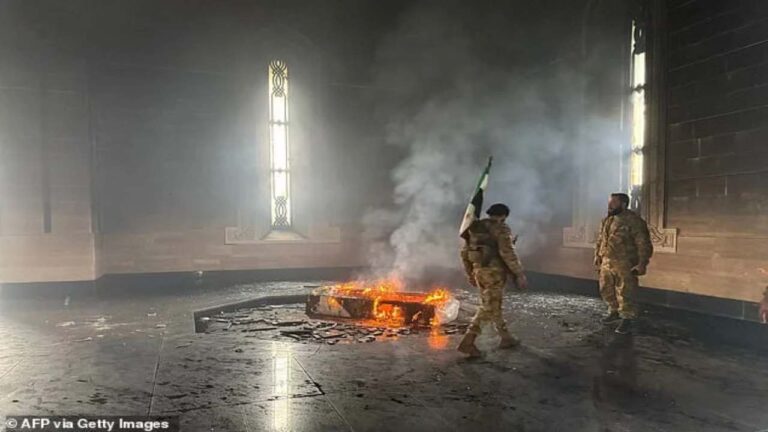 Prenden fuego a tumba del padre del depuesto Bachar