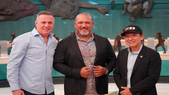 Alex Ramírez recibió homenaje por la LVBP y el Museo de Béisbol