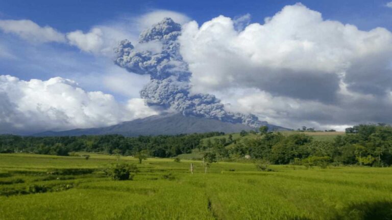 Casi 10 mil personas evacuadas en Filipinas por la erupción del volcán Kanlaon