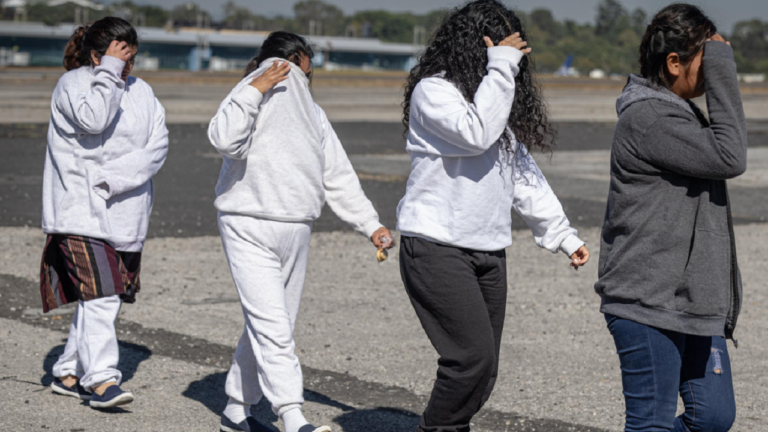 Los últimos deportados de 2024 arriban a Guatemala desde EE.UU. con temor a Donald Trump