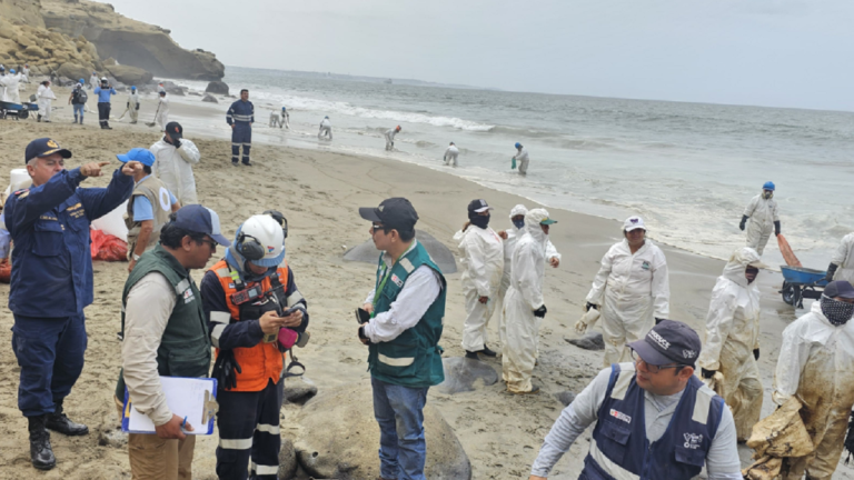 Declaran emergencia ambiental por 90 días en el área marina del norte de Perú por derrame de petróleo