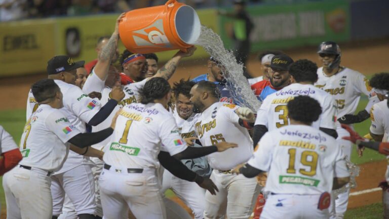 Tigres hizo gala de su poderío para aplastar a Leones y clasificar al Round Robin