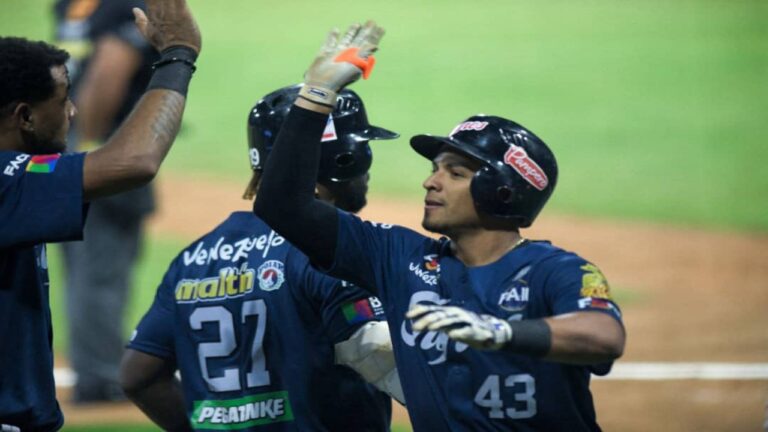 Tigres vino de atrás frente a Tiburones para empatarlos en la zona del comodín