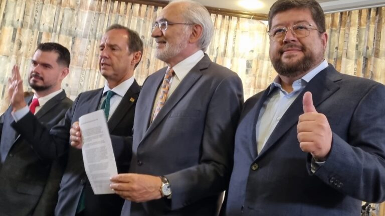 La oposición boliviana firma un acuerdo de candidatura presidencial «única» contra el MAS