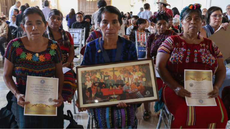 Mujeres indígenas son galardonadas en Guatemala por su búsqueda de justicia por genocidio