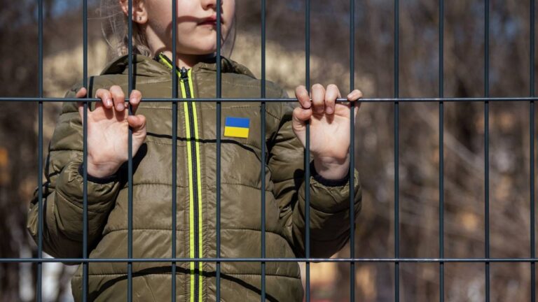 Rusia ha sometido a 314 niños ucranianos a adopción forzada, según investigación de Yale