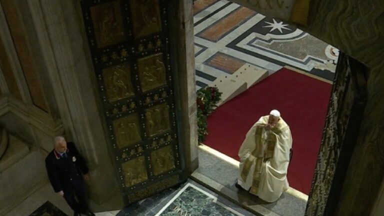 El papa abre la Puerta Santa de San Pedro y da inicio al Jubileo