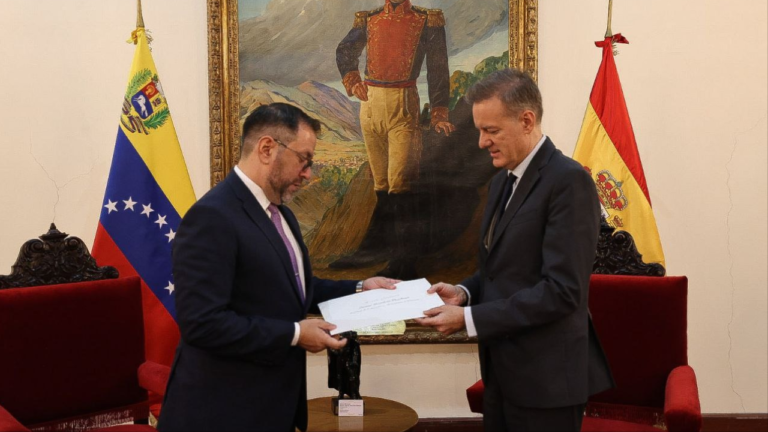 Nuevo embajador de España en Venezuela presenta copias de credenciales ante el Canciller