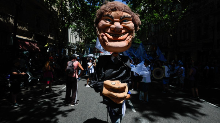 Gremios y movimientos sociales rechazan política económica de Milei