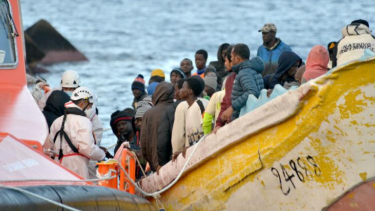 Rescatan a más de 300 migrantes cerca de Islas Canarias el día de Navidad