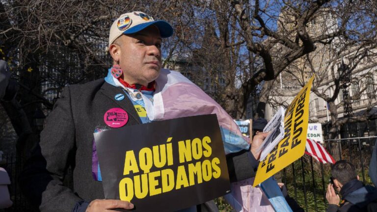 Inmigrantes repudian reunión del alcalde Nueva York y zar de Trump para la frontera