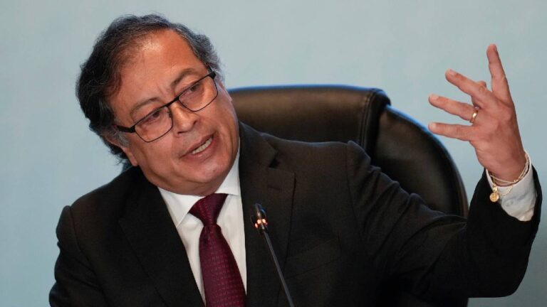 Petro pide renuncia a ministro de Hacienda después de que denunciara a su hijo