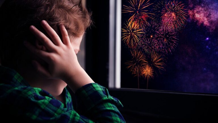 Conozca cómo actuar ante los ruidos de fuegos artificiales con un niño autista