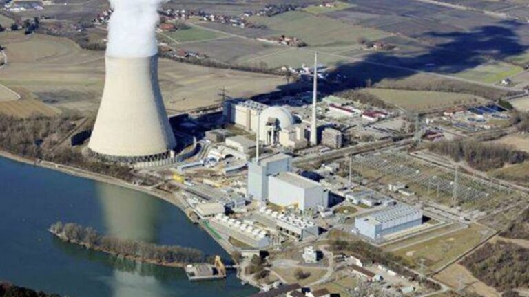 Francia completa la conexión a la red de su primer reactor nuclear en un cuarto de siglo