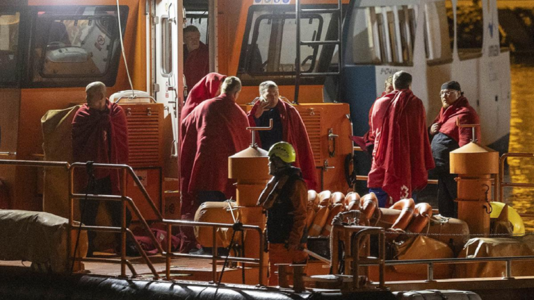 Trasladan a puerto español a supervivientes de un barco ruso hundido en el Mediterráneo