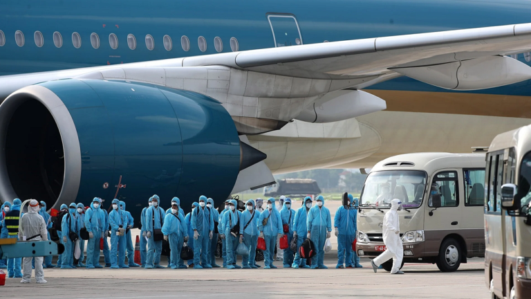 Vietnam juzga a 17 funcionarios por sobornos durante los vuelos fletados por la covid-19