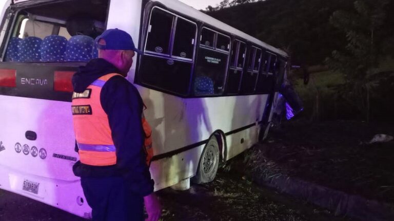Al menos 15 heridos por volcamiento de unidad de transporte en Carabobo
