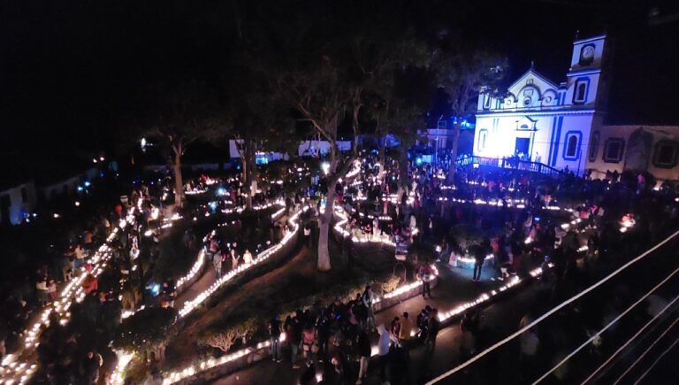 Merideños encienden velas en honor a la Inmaculada Concepción