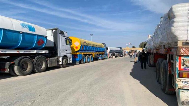 Más de 200 camiones de ayuda entran desde Egipto en segundo día de tregua en Gaza
