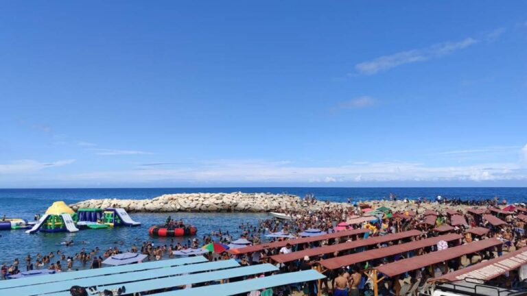 Reportan 100% de ocupación en las playas de La Guaira los primeros días del año