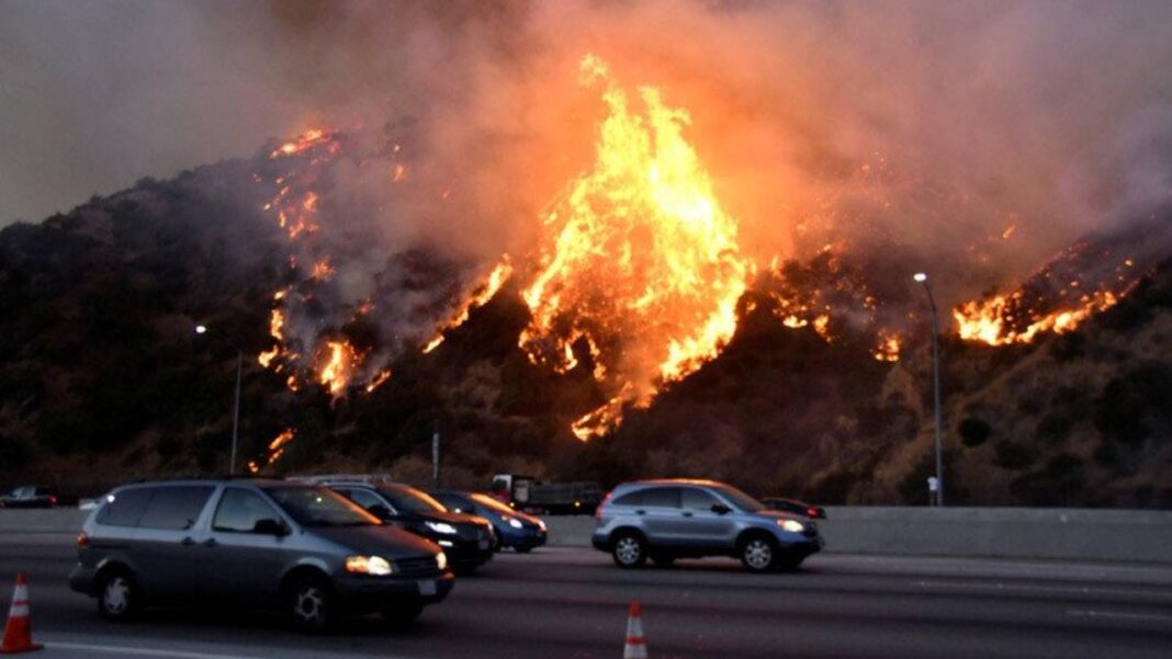 Un tercer foco agrava la situación de los incendios en Los Ángeles