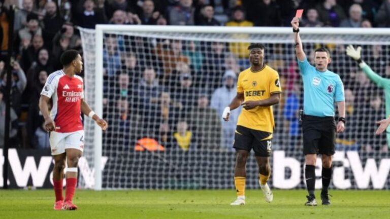 Premier League le dio la razón al Arsenal y le quitó la tarjeta roja a Lewis-Skelly