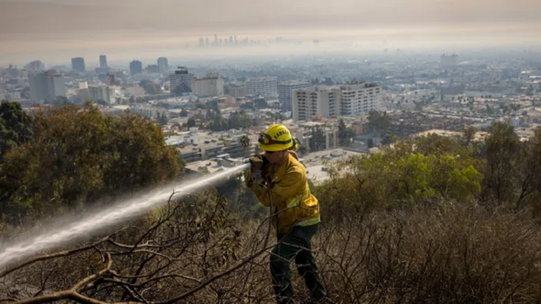 Unas lluvias el fin de semana esperan dar tregua a los incendios de Los Ángeles