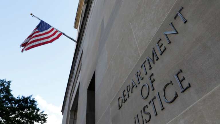 El Departamento de Justicia de EEUU echa a funcionarios que ayudaron a investigar a Trump